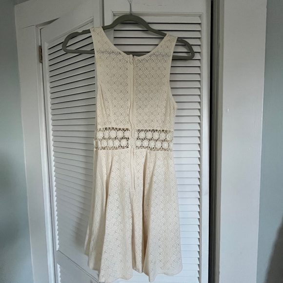Free People Crochet & Lace “Fitted with Daisies” mini - Cream - Size 6 - Picture 8 of 10